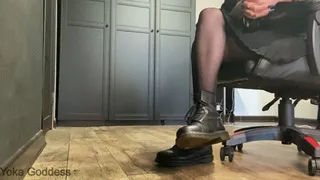 Facebusting in high DrMartens boots (English language)