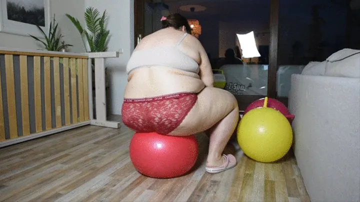 SSBBW bouncing on 4 hopper balls!