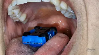 Micro machines inside a giantess mouth