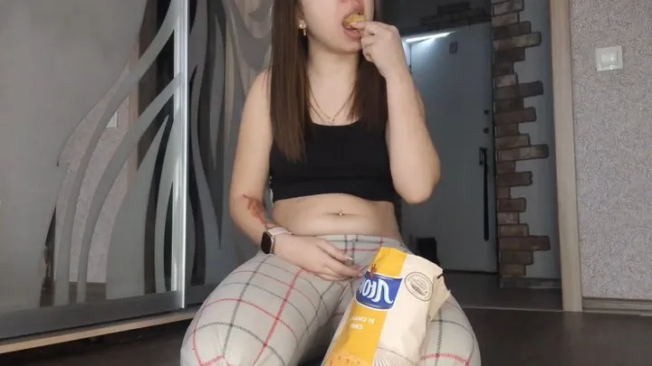 Beautiful Amputee decided to snack on chips