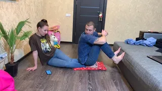 sit on girl both feet, to hurt her very much