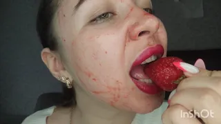 Juicy strawberries in your mouth and on your face!