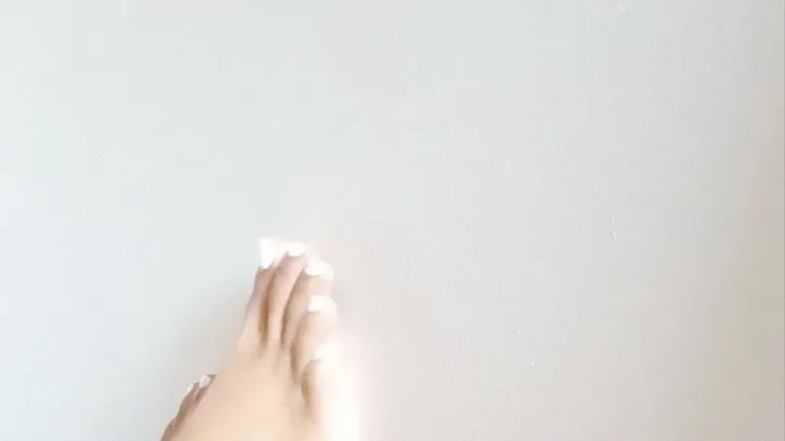 Luna's white toes spreading and twinkling(part1)