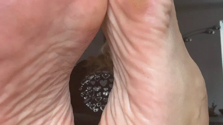 Rubbing my splendid oily soles, teasing with my high arches and wrinkled soles