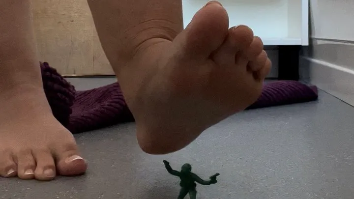 GIANTESS CRUSHES SOILDER WITH FEET