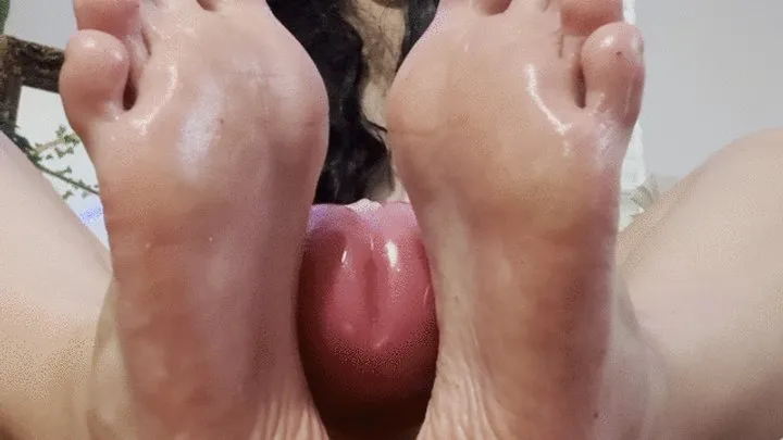 Oiled FootJob and youre sucking it~