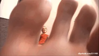 GLORIA - A tiny man under my feet - Giantess