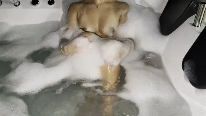 horny I masturbate in the jacuzzi