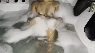 horny I masturbate in the jacuzzi