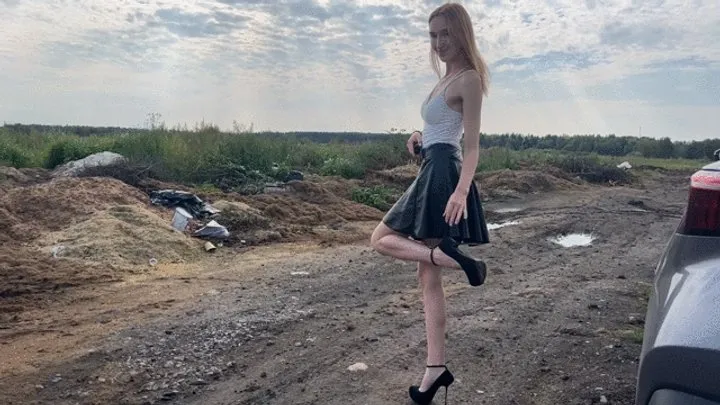 A girl in thin-heeled shoes accidentally stepped in the mud on a country road, but she was not upset because there will always be someone who wants to wash her shoes