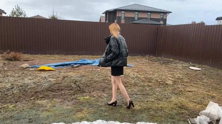 girl in new retro high-heeled shoes walked through the mud and accidentally got her shoes stuck in the mud (Re-realize)