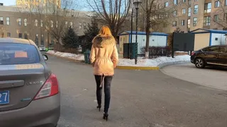 girl in high heels wants to get to a meeting for free and quickly, but the driver drives over her toes