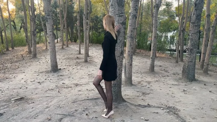 girl in stockings and high-heeled shoes walks along the hills and twists her leg, terrible pain does not allow her to walk