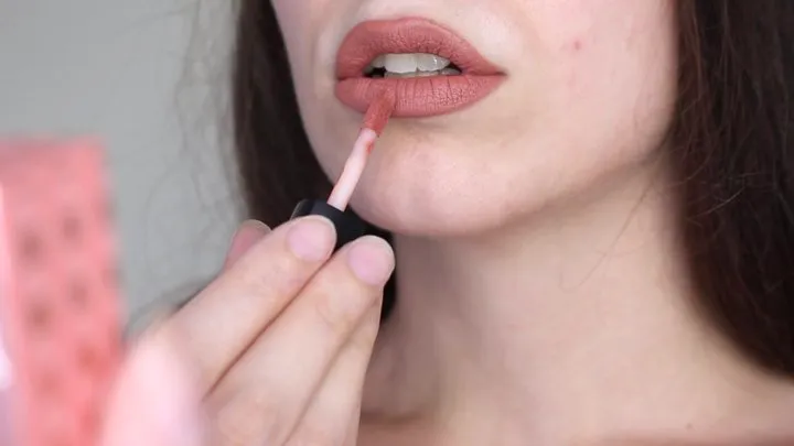 Applying Lipstick - Nude Lipstick Application