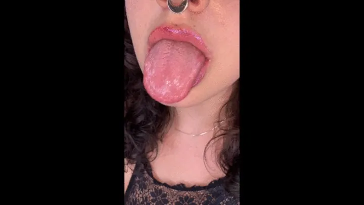Betty Nettles shows off her dexterous tongue & huge maw in Close Up!