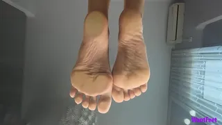 Wrinkly Soles on Glass