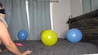 Pregnant and naked pops balloons in bed