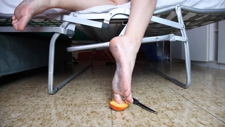 Giantess Crush Peach also with slow motion Gigantessa Schiaccia Pesca con slow motion