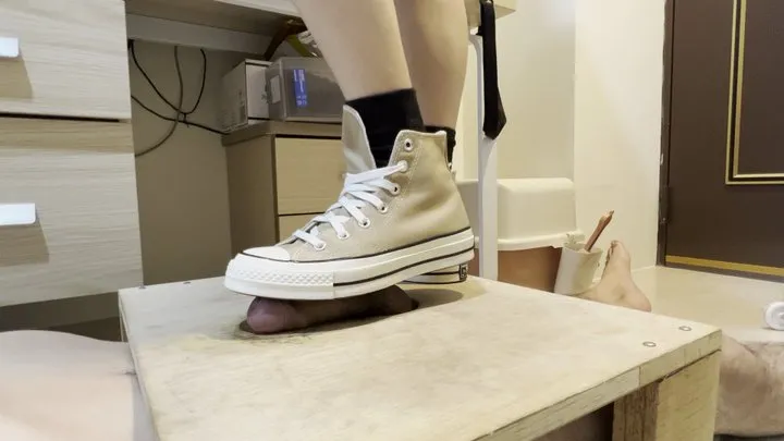 My girlfriend Tina trample cock with converse 1970 on cock table(no cum)