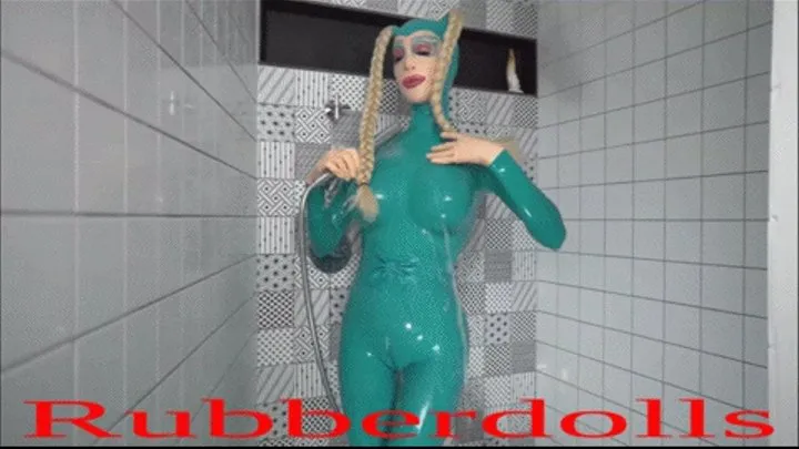 Lara Latex - In The Shower