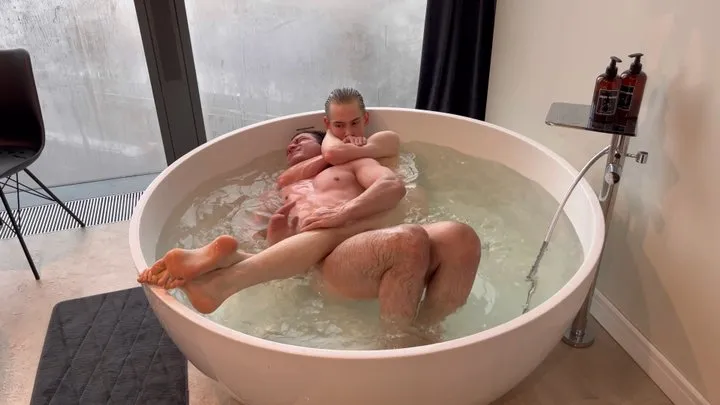 Naked twink headscissors, bodyscissors and drows bigger guy in the bath