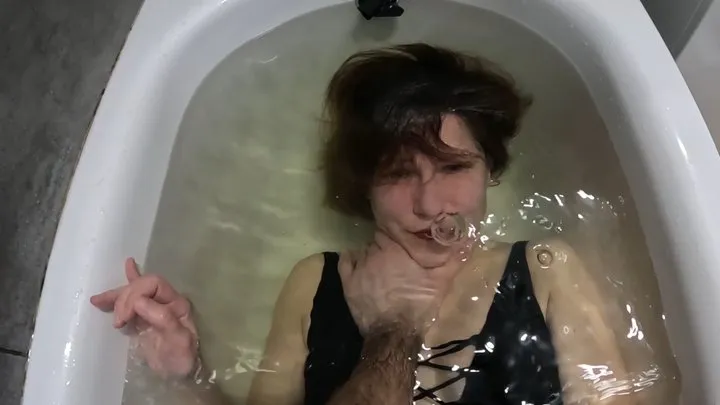 Bathtub underwater hold your breath fetish milf