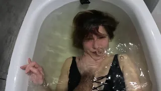 Bathtub underwater hold your breath fetish milf