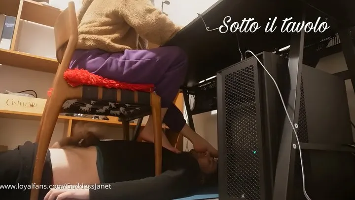 Sotto il tavolo