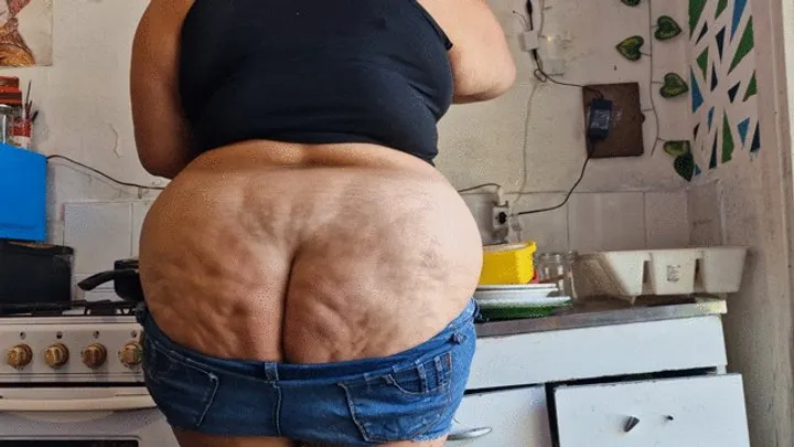 BBW BUTTCRACK FETISH IN JEANS DOING THE DISHES