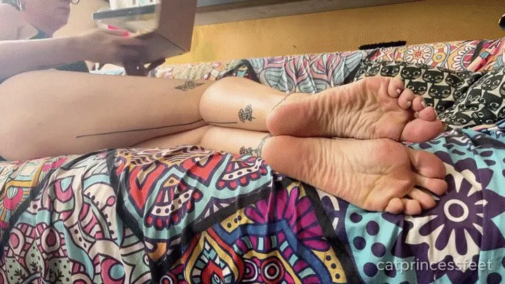 Scrunch on you! Wrinkly soles, long toes
