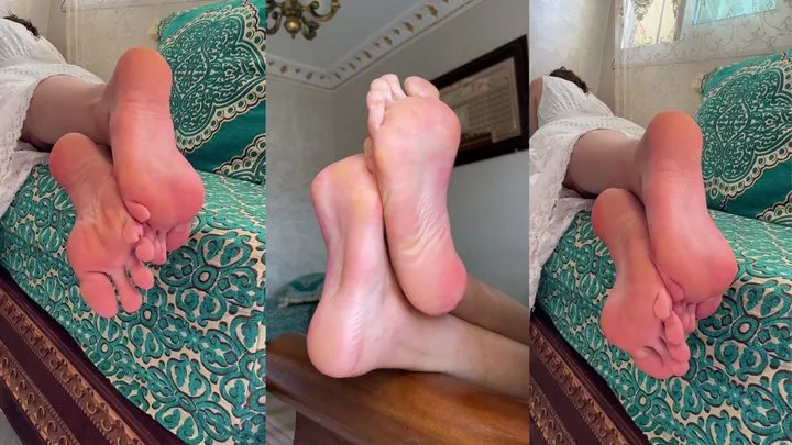 Yasmine sexy feet with ultra long toes