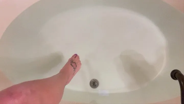 Banana Split Time in the bathtub; An adventure with an amazing Dildo!