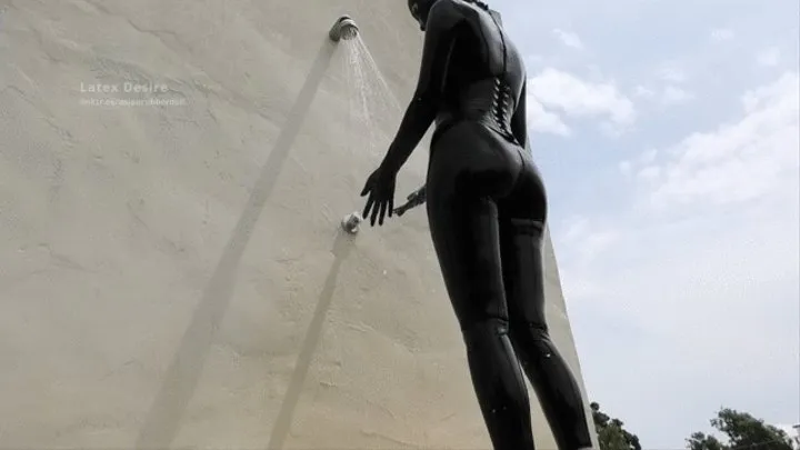 Outdoor shower in latex