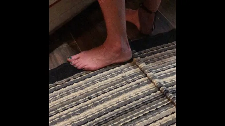 Wrinkled veiny old woman feet for your pleasure