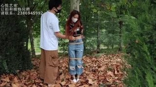 xy231-A red-haired Chinese girl in jeans was tied to a rope and shackled in the wild and finally tied to a tree