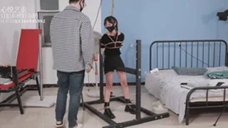 xy162-Double-tailed Chinese girl is tied to the iron frame with ropes and tickled by the master