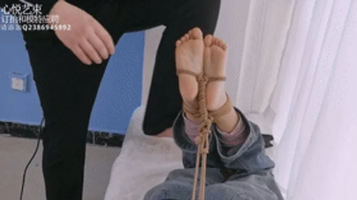 xy116 - Barefoot Chinese girl tied to the windowsill and playing with her feet