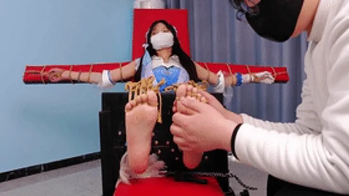 xy219-Barefoot girl cosplaying the King of Glory Xishi is tied to the tiger bench and tickled her feet