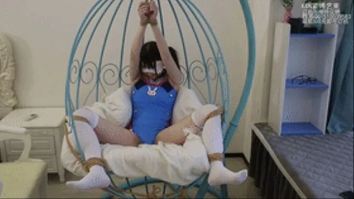 XY55-The girl in a swimsuit with twin ponytails is tied up with a rope and tickled on the hanging chair to reach climax