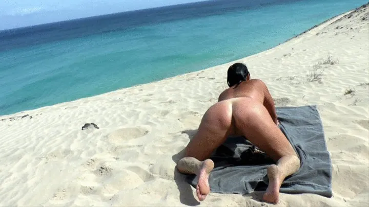 BIGTITSWONDER fucked at a public beach