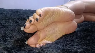 Miaisbeth ultra sexy foot soles teasing in the bed