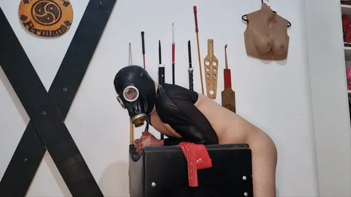 GASMASK FETISH COUPLE PRACTICING PEGGING