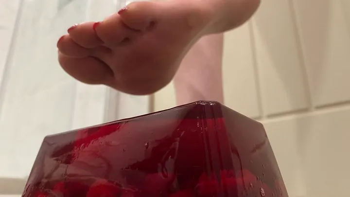 Perfectly Barefoot crushes red fruit jelly!