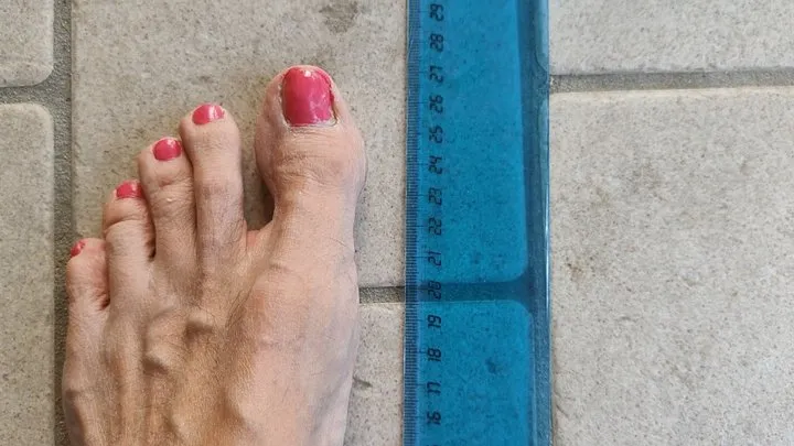 Measuring my dry feet with painted toenails and weighing myself - CUSTOM VIDEO 2-4