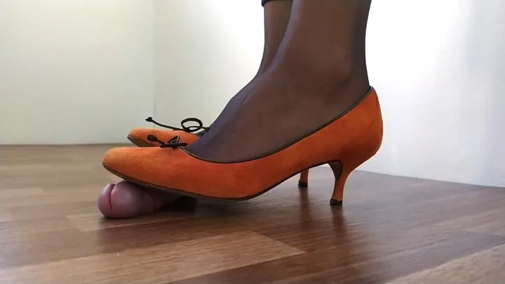 vintage orange suede pump close-up and orizzontal prospective