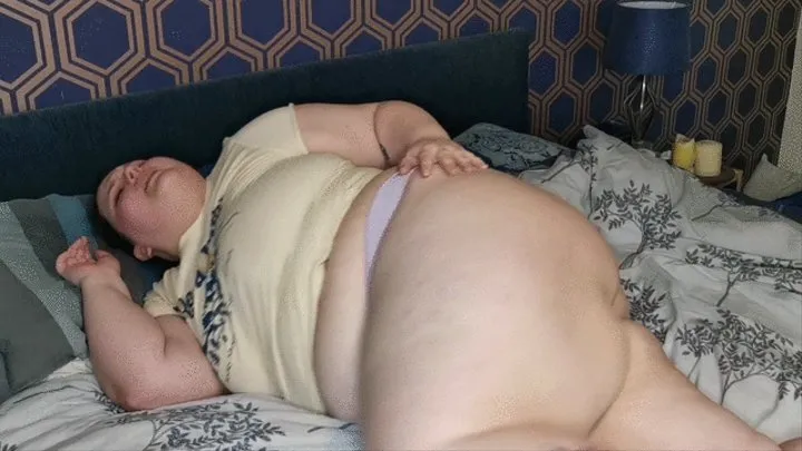 BBW uses massager to get off after long day