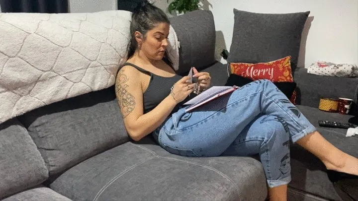 Milf farts in jeans while study