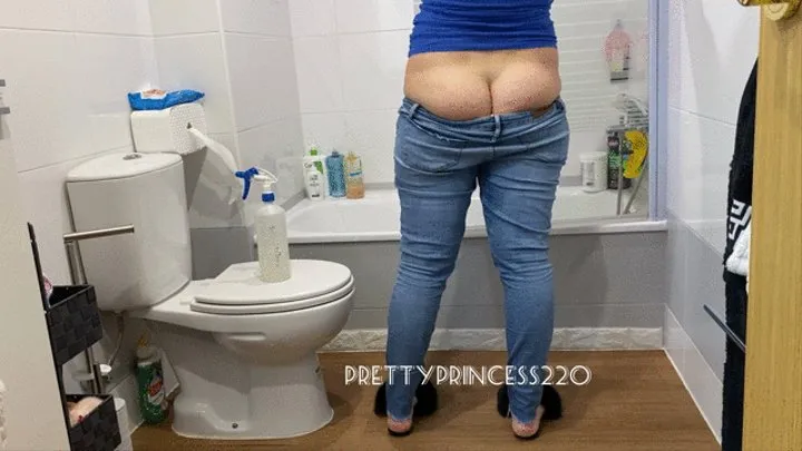 Buttcrack and pee in jeans