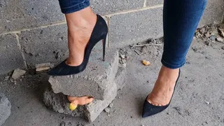 Kat Crushes Small Man Under Concrete Blocks