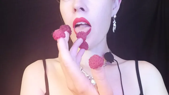 Raspberries on the fingers and on the tongue